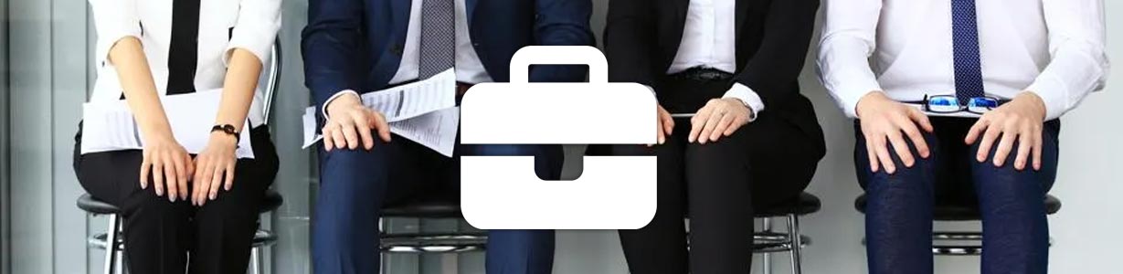 Ilustrační obrázek: Lidé sedící na židlích, v popředí ikona aktovky