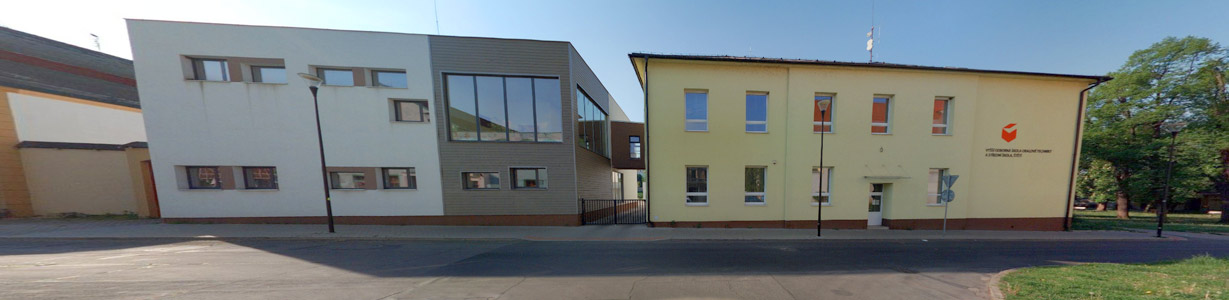 Hlavní vchod a přístavba VOŠ a SŠ Štětí v ulici Kostelní